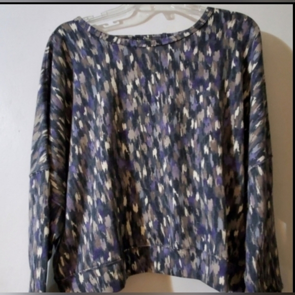 Multi colored sweater with back peek opening. - Picture 3 of 3